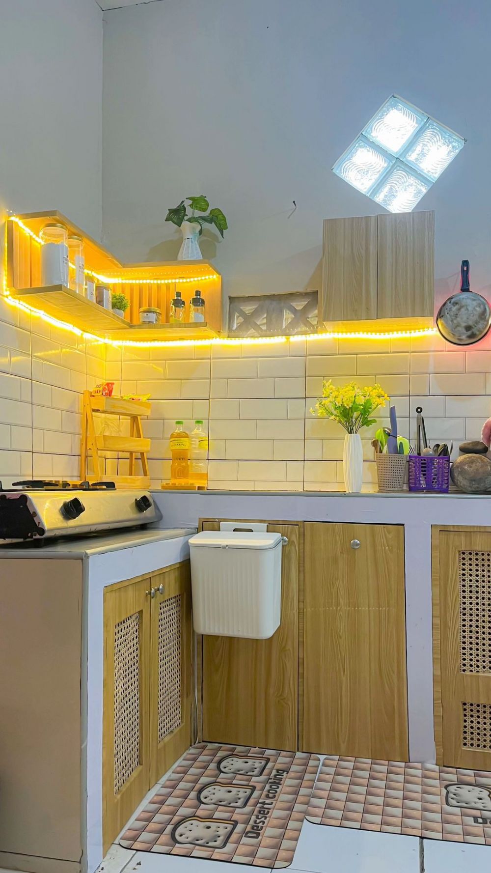 Pasutri ini makeover dapur jadul tanpa tukang, 9 potret interiornya jadi cantik bikin betah masak