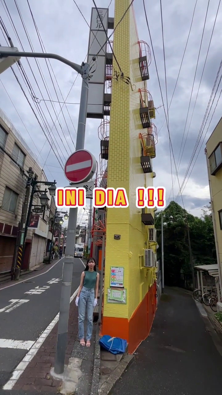 9 Potret rumah setipis kartu ini interiornya bikin heran, sesaknya langsung terasa