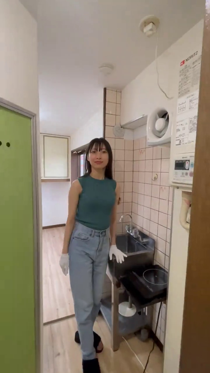 9 Potret rumah setipis kartu ini interiornya bikin heran, sesaknya langsung terasa