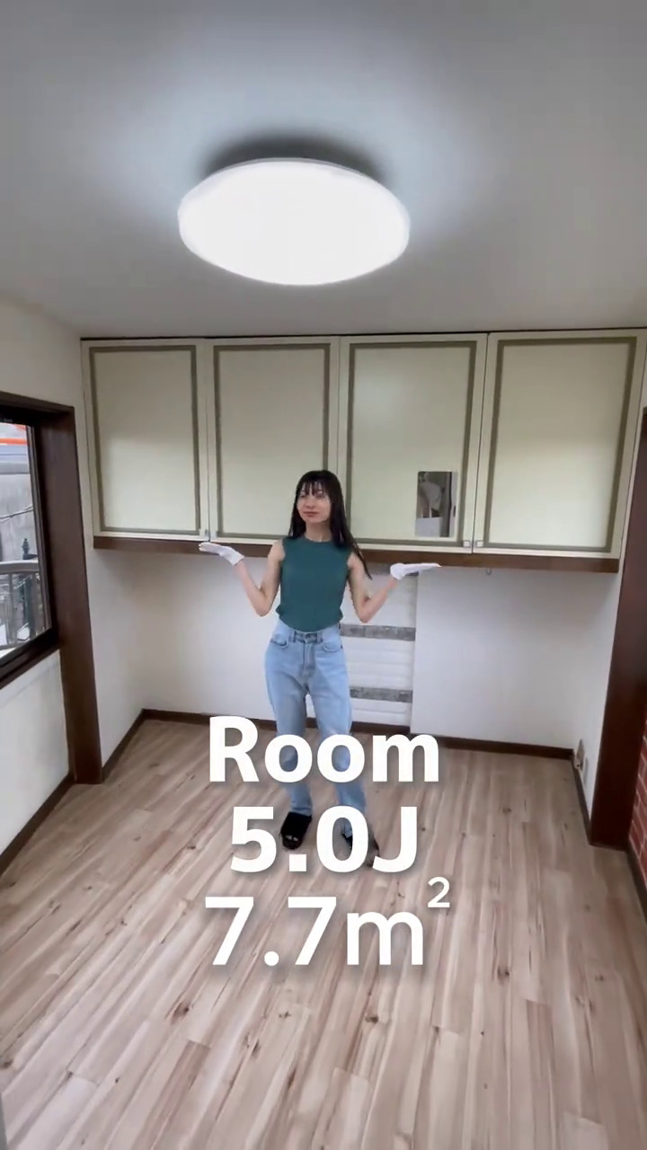 9 Potret rumah setipis kartu ini interiornya bikin heran, sesaknya langsung terasa