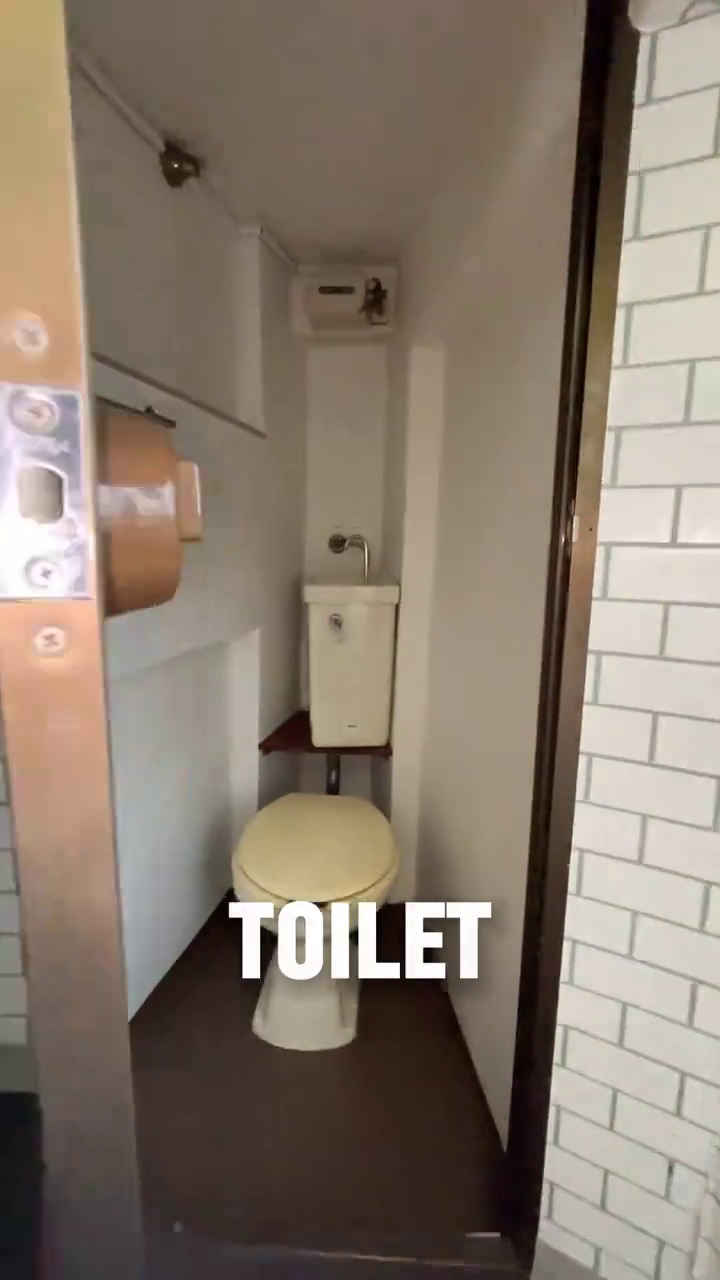 9 Potret rumah setipis kartu ini interiornya bikin heran, sesaknya langsung terasa