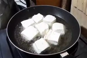 Cara mudah menggoreng tahu agar renyah dan tidak asam tanpa dimarinasi berjam-jam