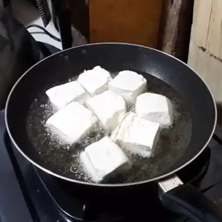 Cara mudah menggoreng tahu agar renyah dan tidak asam tanpa dimarinasi berjam-jam