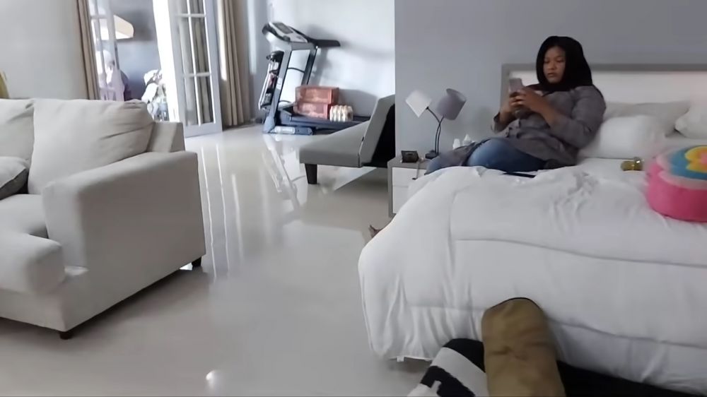 Rumah kayu ini dari depan tampak sederhana tapi potret kamarnya bikin menganga, begini 8 penampakannya