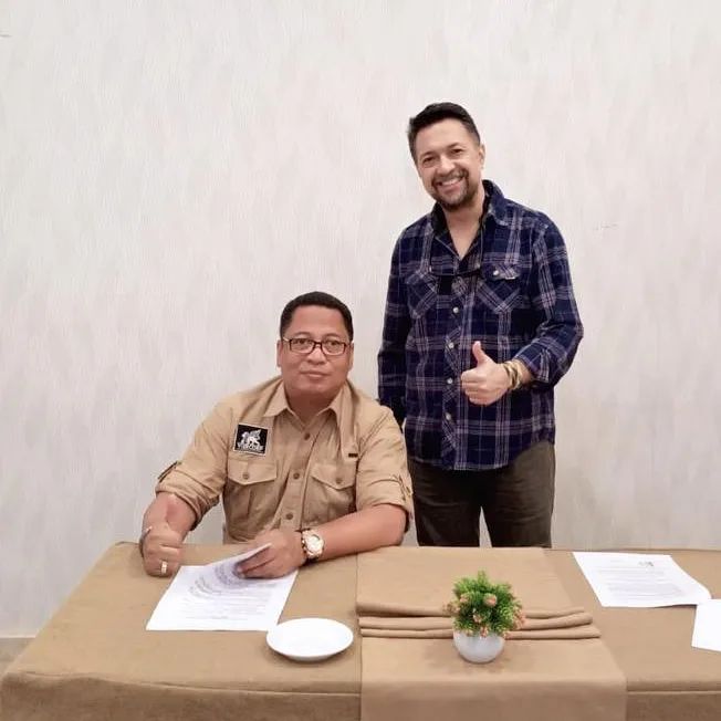 Pria yang meluk Nike Ardilla ini kini jadi produser film, begini 11 potret terbarunya