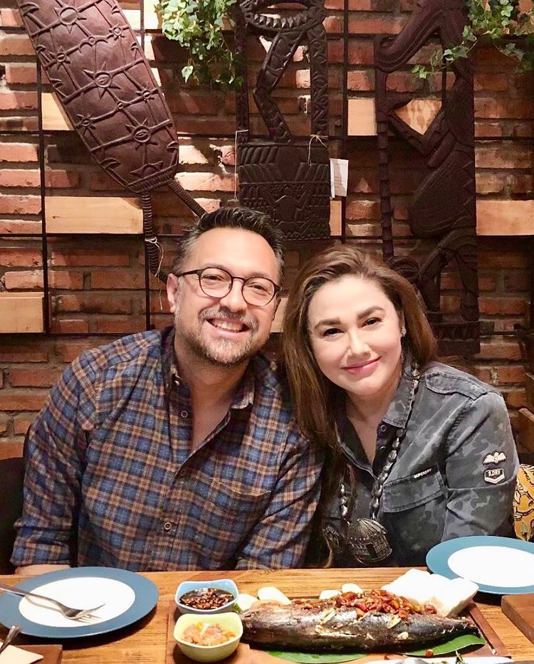 Pria yang meluk Nike Ardilla ini kini jadi produser film, begini 11 potret terbarunya