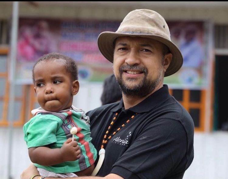 Pria yang meluk Nike Ardilla ini kini jadi produser film, begini 11 potret terbarunya