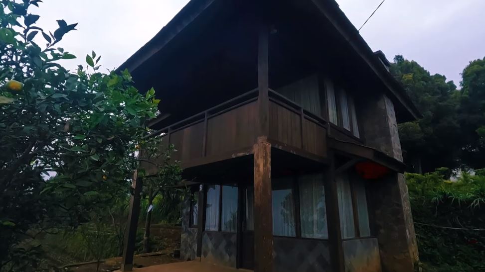 Mirip istana di tengah sawah, 11 potret disebut rumah Anjasmara 5 tahun tak terurus