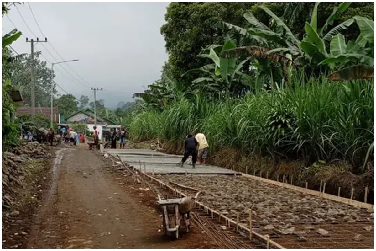 Rela gelontorkan uang hampir Rp10 miliar, penjual bakso ini perbaiki jalan desanya dengan duit pribadi