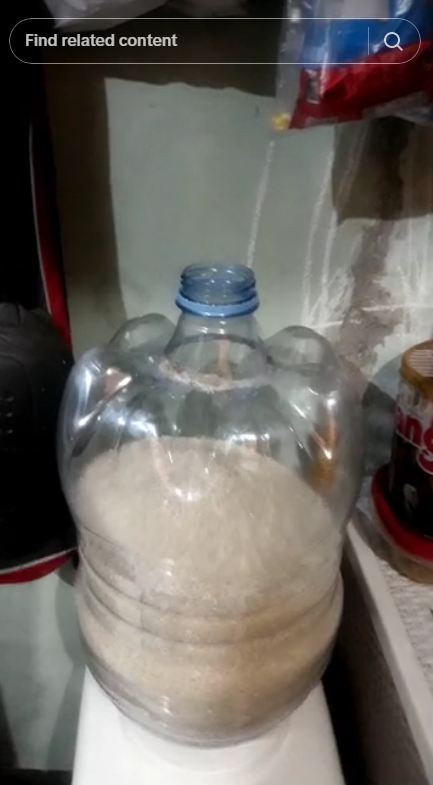 Trik bapak-bapak bikin dispenser beras antikutu cuma modal barang bekas, kreatif sekaligus bikin kagum