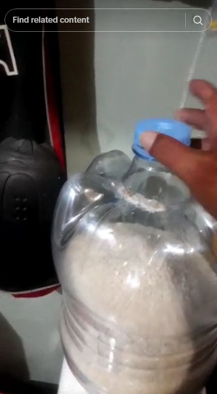 Trik bapak-bapak bikin dispenser beras antikutu cuma modal barang bekas, kreatif sekaligus bikin kagum