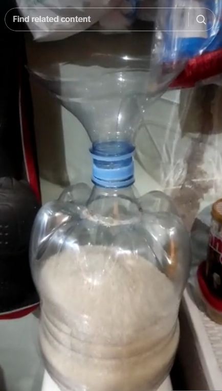 Trik bapak-bapak bikin dispenser beras antikutu cuma modal barang bekas, kreatif sekaligus bikin kagum