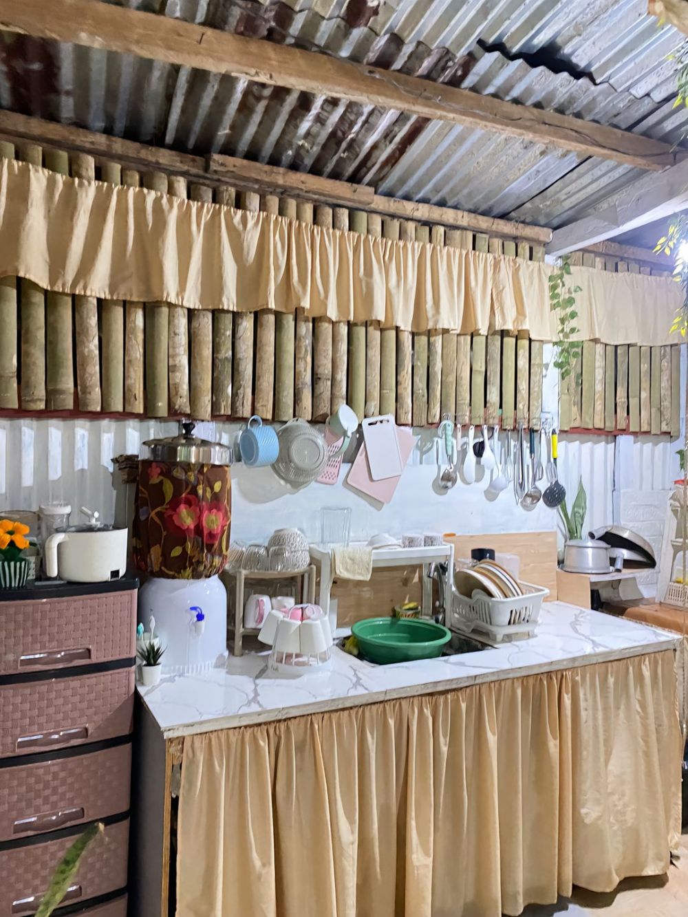 Rumah kayu sederhana ini interiornya bak nginep di vila berdesain vintage, ini 9 potretnya