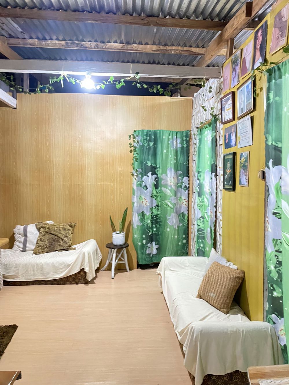 Rumah kayu sederhana ini interiornya bak nginep di vila berdesain vintage, ini 9 potretnya