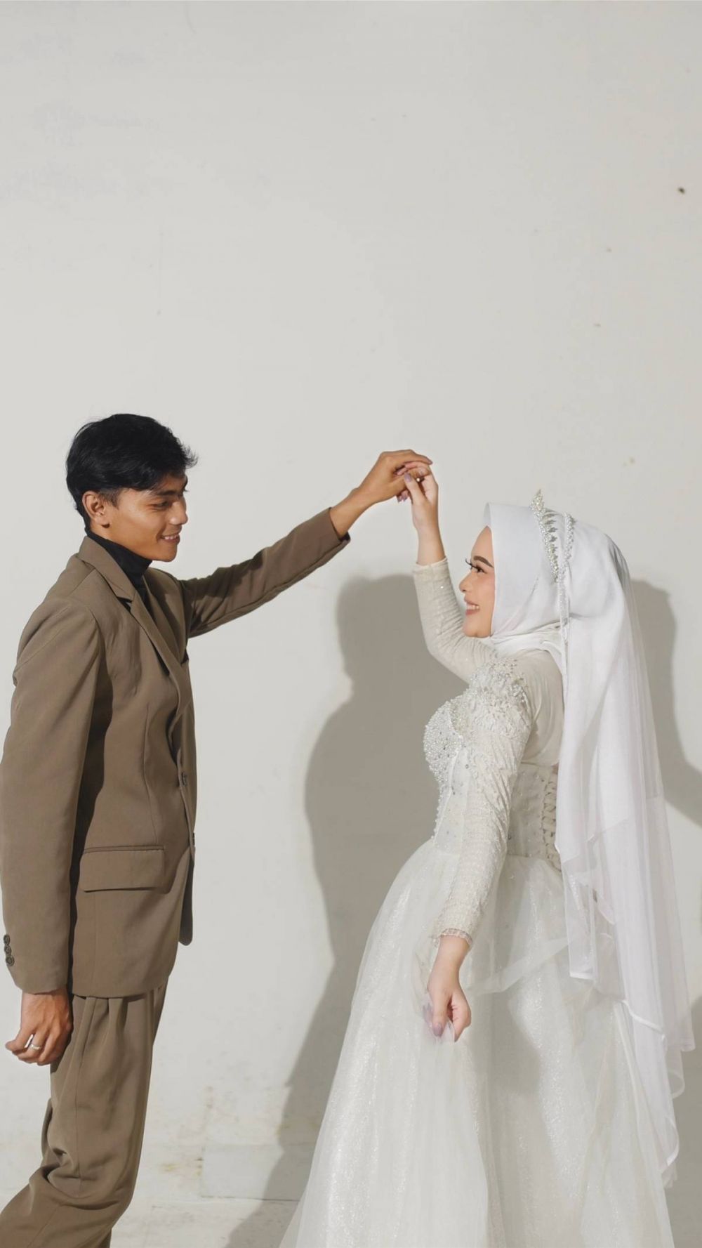 Yessy dulu gagal nikah karena minta surat sertifikat rumah, kini sudah punya suami, ini 9 potretnya