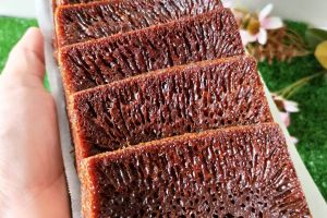 Resep bolu karamel sarang semut, legit manis dengan tekstur unik