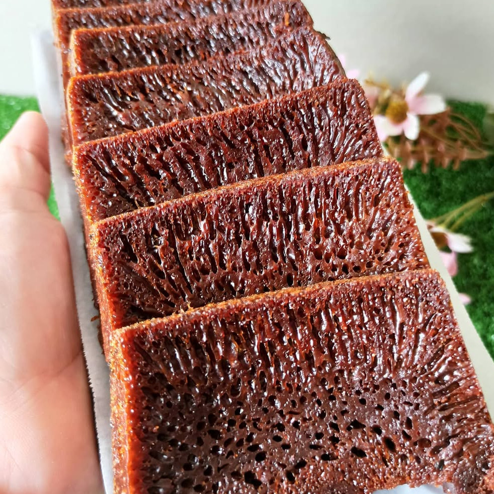 Resep bolu karamel sarang semut, legit manis dengan tekstur unik