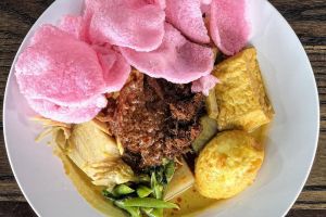 Resep ketupat sayur Padang, kuah santan kental dan kaya rempah