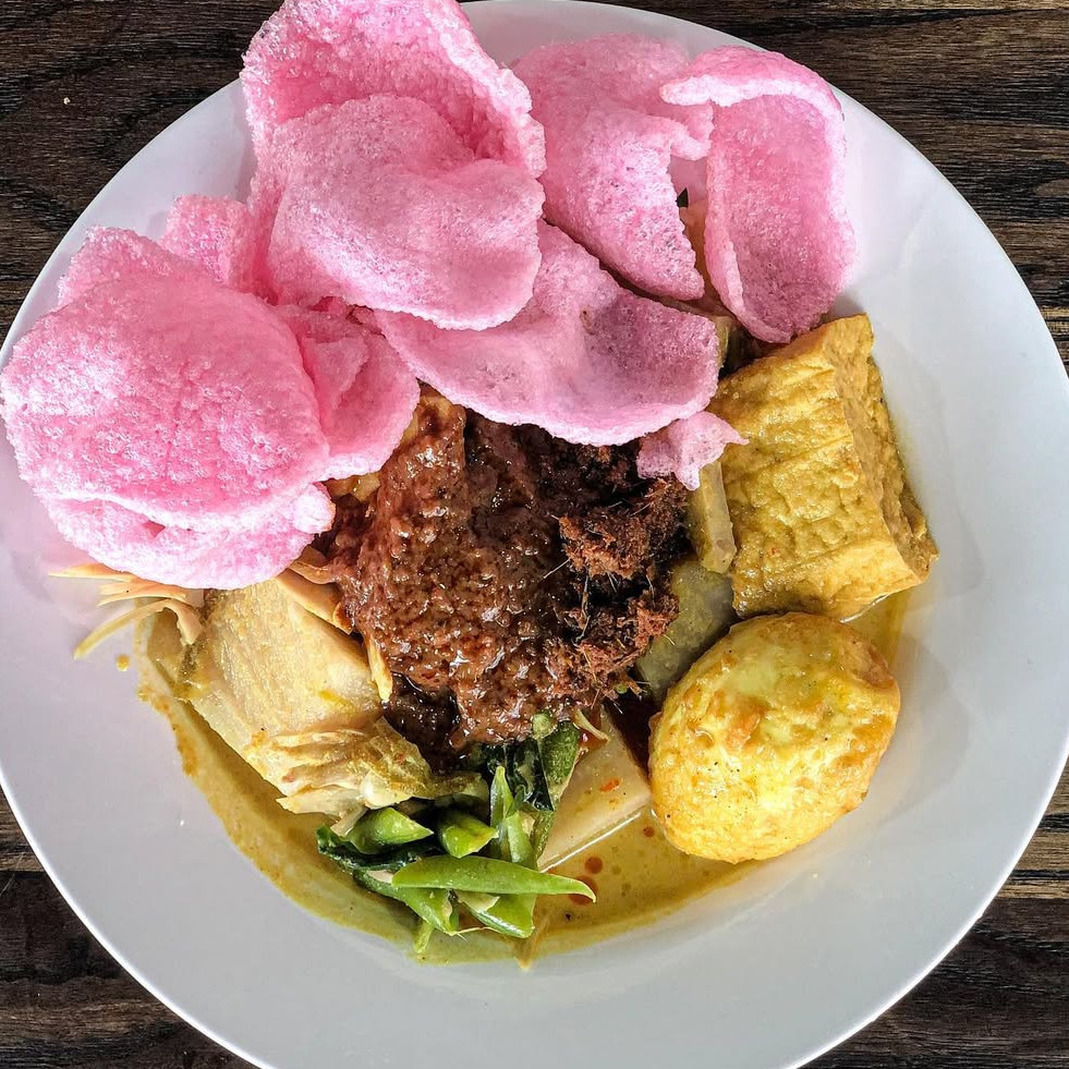 Resep ketupat sayur Padang, kuah santan kental dan kaya rempah