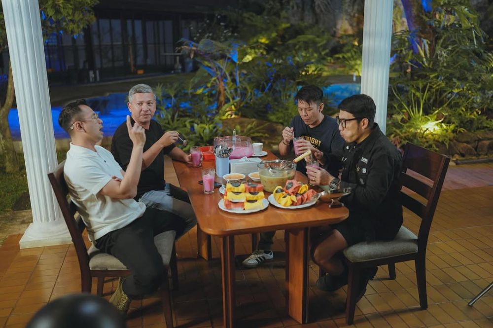 Dijuluki bapak-bapak kece, intip momen geng Raffi Ahmad saat buka puasa bareng