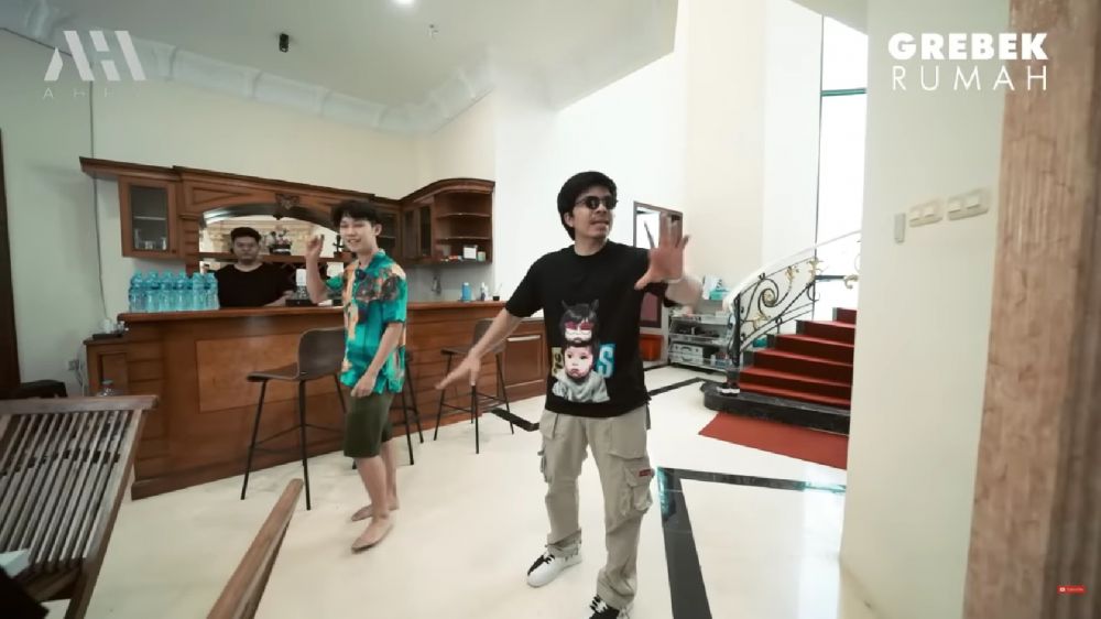 Rumahnya senilai Rp20 M, intip 9 potret dapur kotor Willie Salim kitchen set-nya jadul pakai kayu