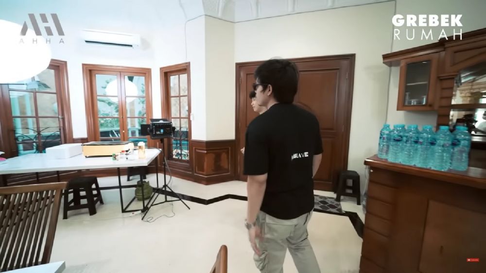 Rumahnya senilai Rp20 M, intip 9 potret dapur kotor Willie Salim kitchen set-nya jadul pakai kayu