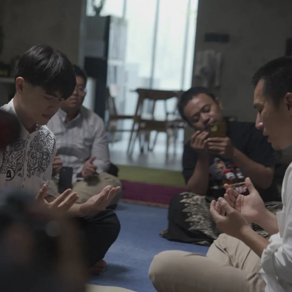 Steven Wongso pacar Arafah Rianti mualaf, 9 momennya mantap ucap syahadat dipandu Ustaz Felix Siauw