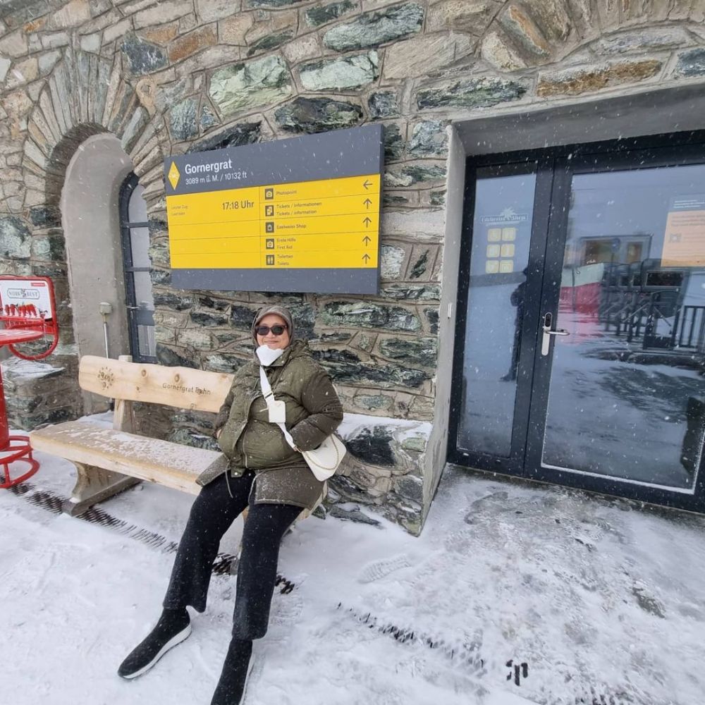 Pacar Indro Warkop di Kesempatan dalam Kesempitan ini ternyata ibu artis terkenal, intip 11 potretnya