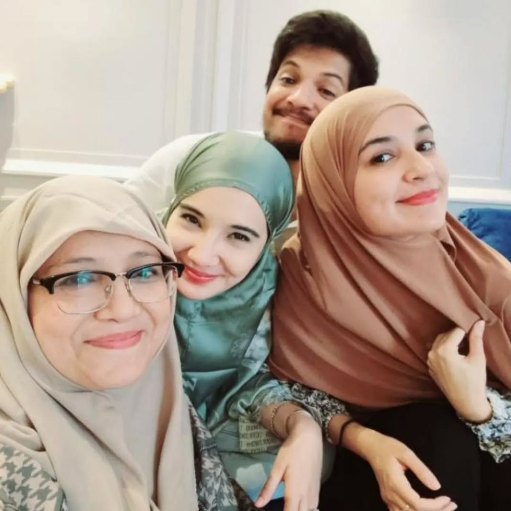 Pacar Indro Warkop di Kesempatan dalam Kesempitan ini ternyata ibu artis terkenal, intip 11 potretnya