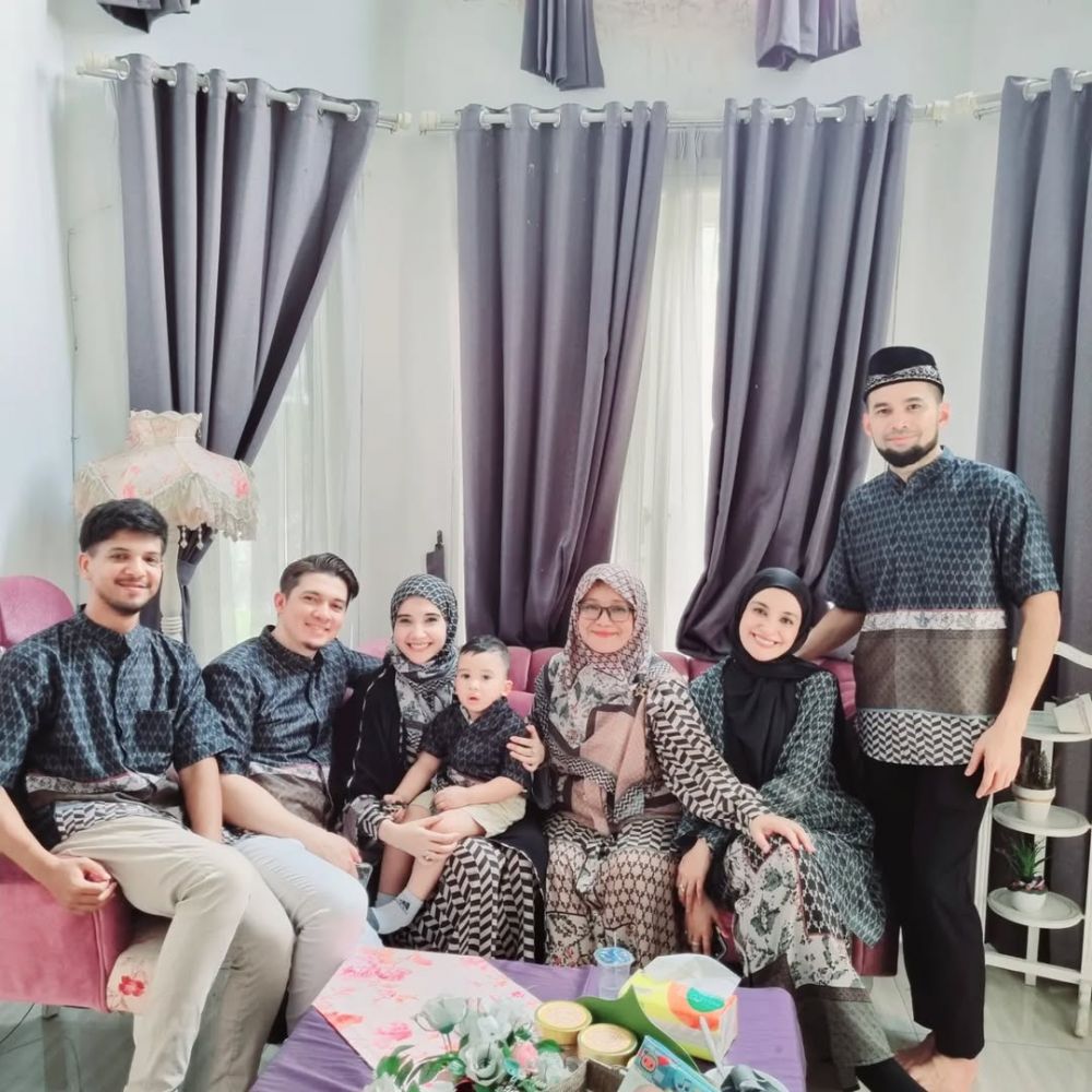 Pacar Indro Warkop di Kesempatan dalam Kesempitan ini ternyata ibu artis terkenal, intip 11 potretnya