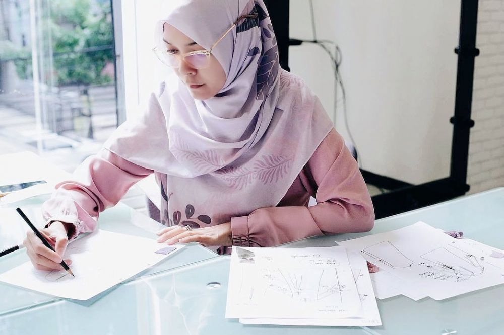 Kini pilih berhijrah, apa kabar pacar Dono di Warkop Millenium? Intip 11 potretnya saat berhijab