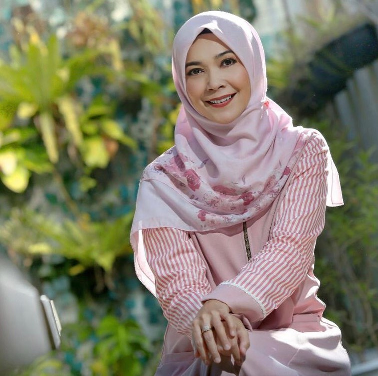 Kini pilih berhijrah, apa kabar pacar Dono di Warkop Millenium? Intip 11 potretnya saat berhijab