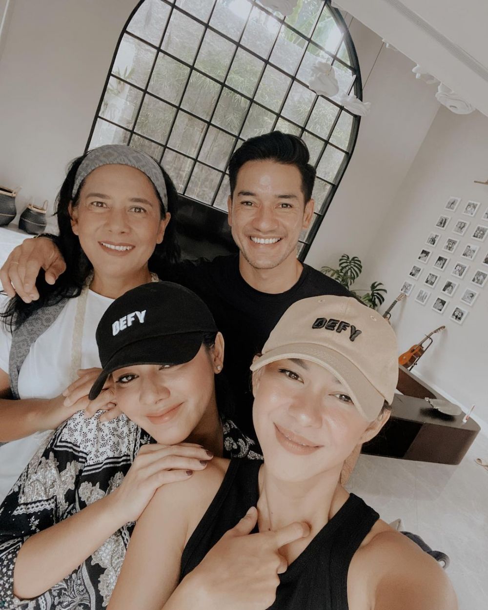 Pujaan hati Kasino Warkop DKI di 'Maju Kena Mundur Kena' ini ibu artis top, intip 11 potret terbarunya