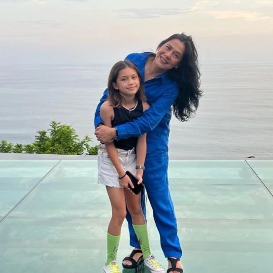 Pujaan hati Kasino Warkop DKI di 'Maju Kena Mundur Kena' ini ibu artis top, intip 11 potret terbarunya