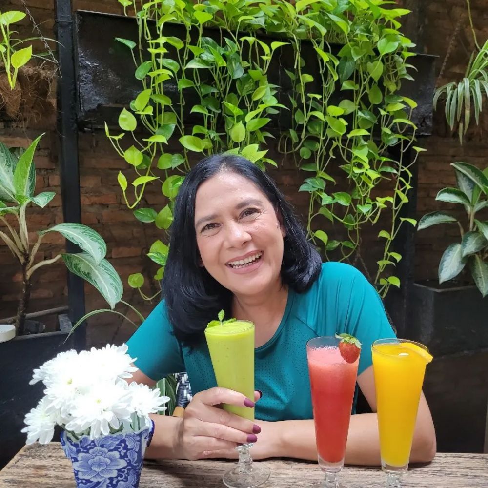 Pujaan hati Kasino Warkop DKI di 'Maju Kena Mundur Kena' ini ibu artis top, intip 11 potret terbarunya