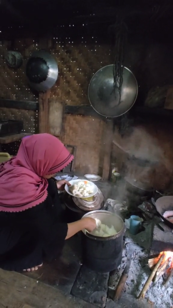 Dapur rumah Abah Jajang yang ditawar Rp 2,5 miliar cuma berdinding bambu, begini 9 potretnya