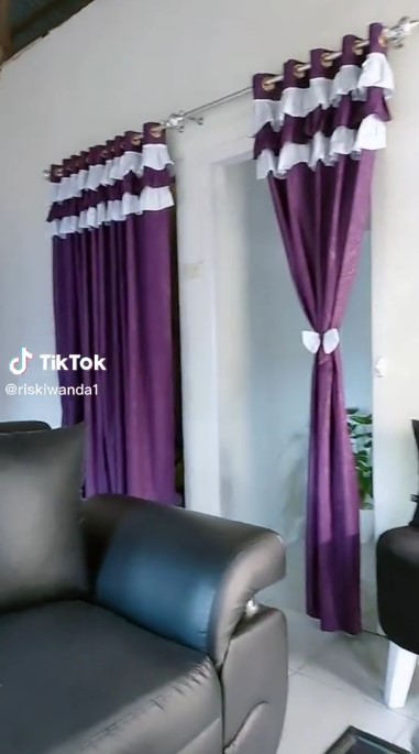 Interiornya apik serba ungu, 9 potret rumah tanpa plafon ini tampak sederhana dan nyaman 