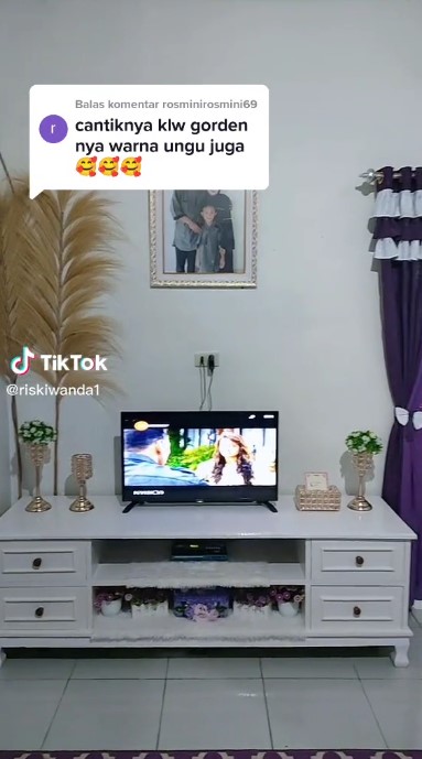 Interiornya apik serba ungu, 9 potret rumah tanpa plafon ini tampak sederhana dan nyaman 