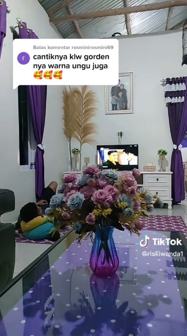 Interiornya apik serba ungu, 9 potret rumah tanpa plafon ini tampak sederhana dan nyaman 