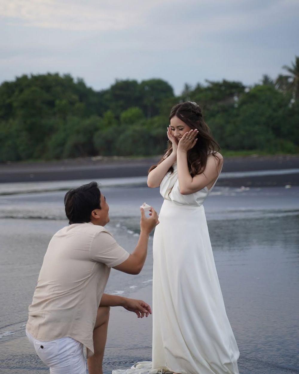Kurang dari setahun pacaran sudah mantap serius, 9 momen Billy Syahputra lamar kekasih bule di pantai