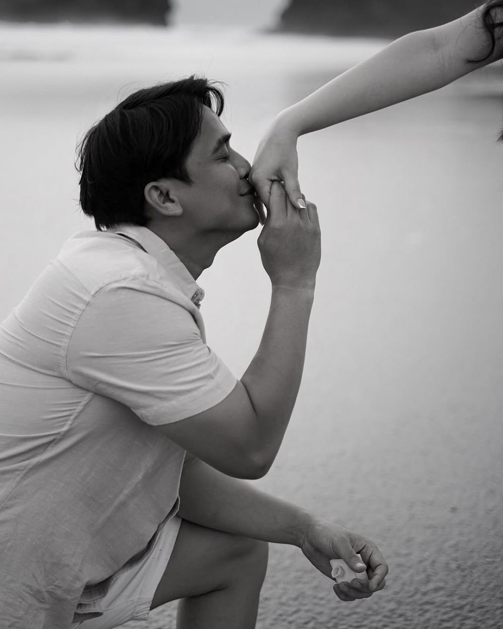 Kurang dari setahun pacaran sudah mantap serius, 9 momen Billy Syahputra lamar kekasih bule di pantai