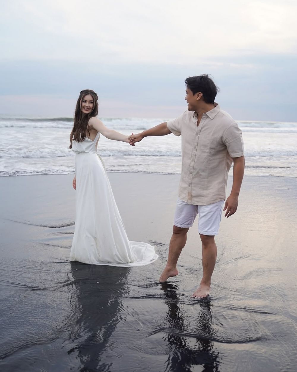 Kurang dari setahun pacaran sudah mantap serius, 9 momen Billy Syahputra lamar kekasih bule di pantai