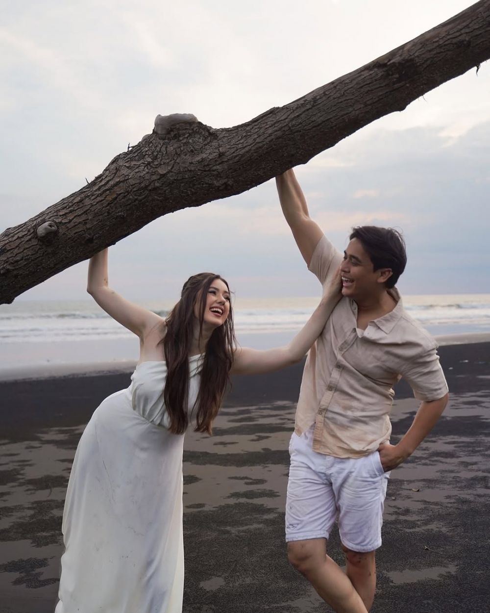 Kurang dari setahun pacaran sudah mantap serius, 9 momen Billy Syahputra lamar kekasih bule di pantai
