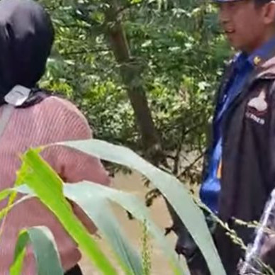 Viral wanita ribut dengan pacar, HP-nya dibuang ke sungai, endingnya nyesel lalu lapor Damkar