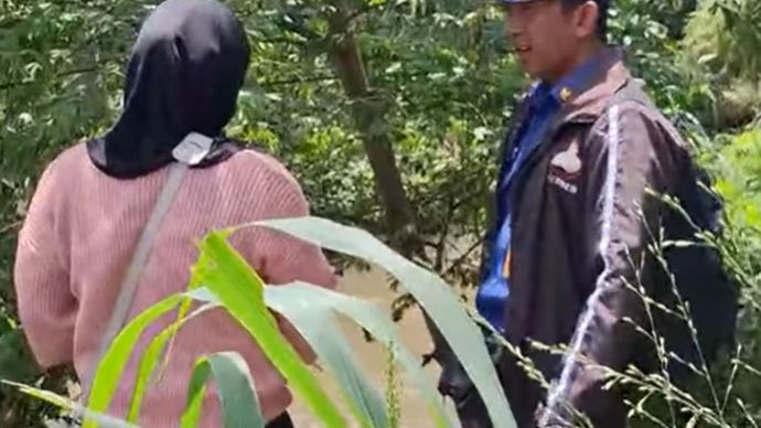 Viral wanita ribut dengan pacar, HP-nya dibuang ke sungai, endingnya nyesel lalu lapor Damkar