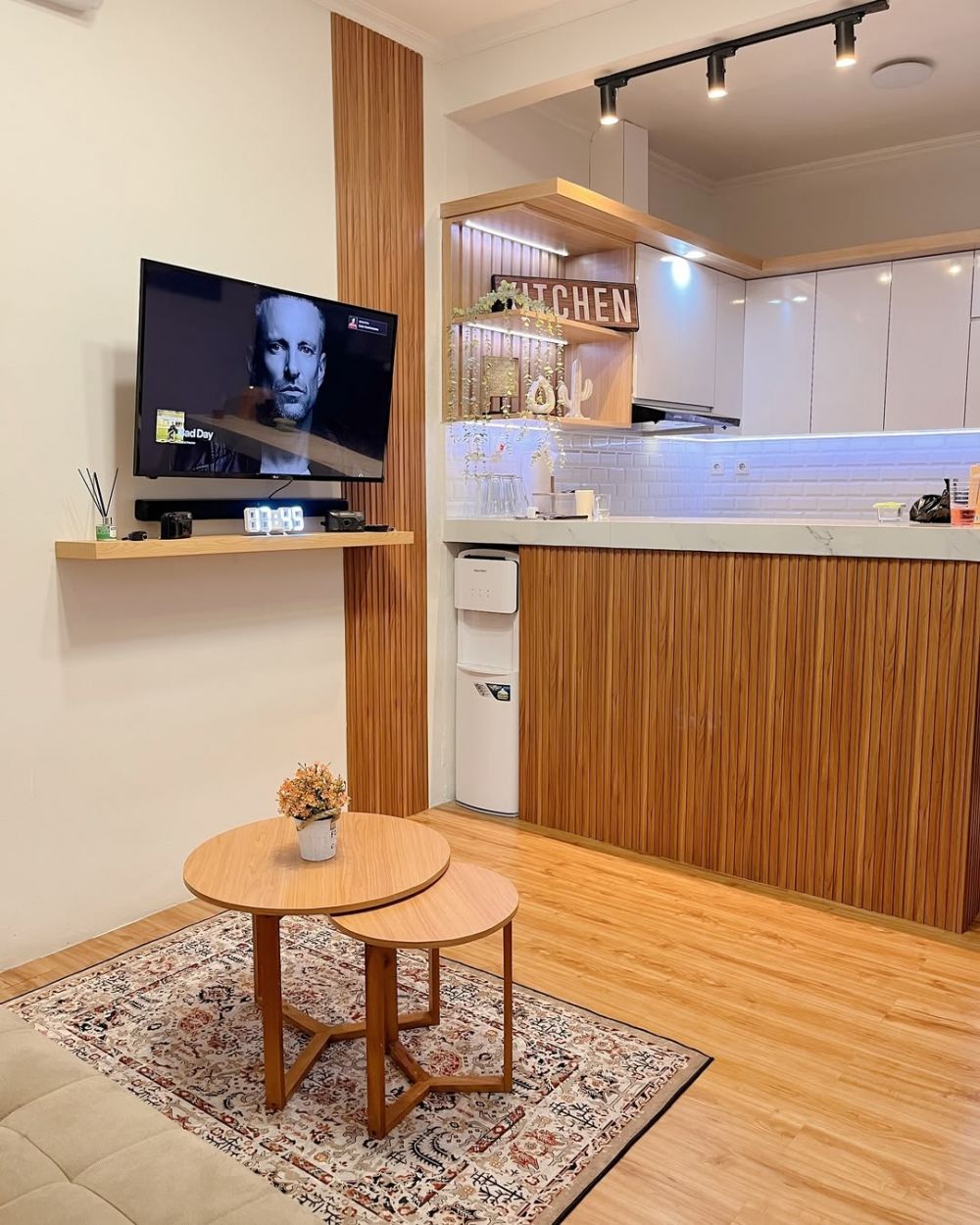 Emak-emak ini makeover rumah subsidi tanpa sekat jadi hunian bak apartemen, 11 potretnya bikin takjub