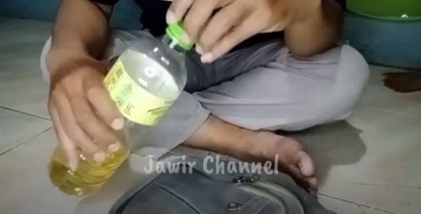 Trik bapak-bapak memperbaiki resleting tas rusak tanpa digosok lilin, cuma pakai 1 bahan masakan