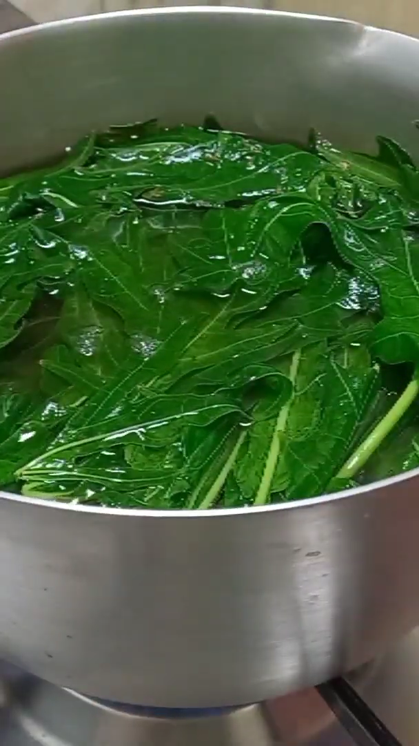 Cara mudah menghilangkan rasa pahit daun pepaya tanpa tanah liat