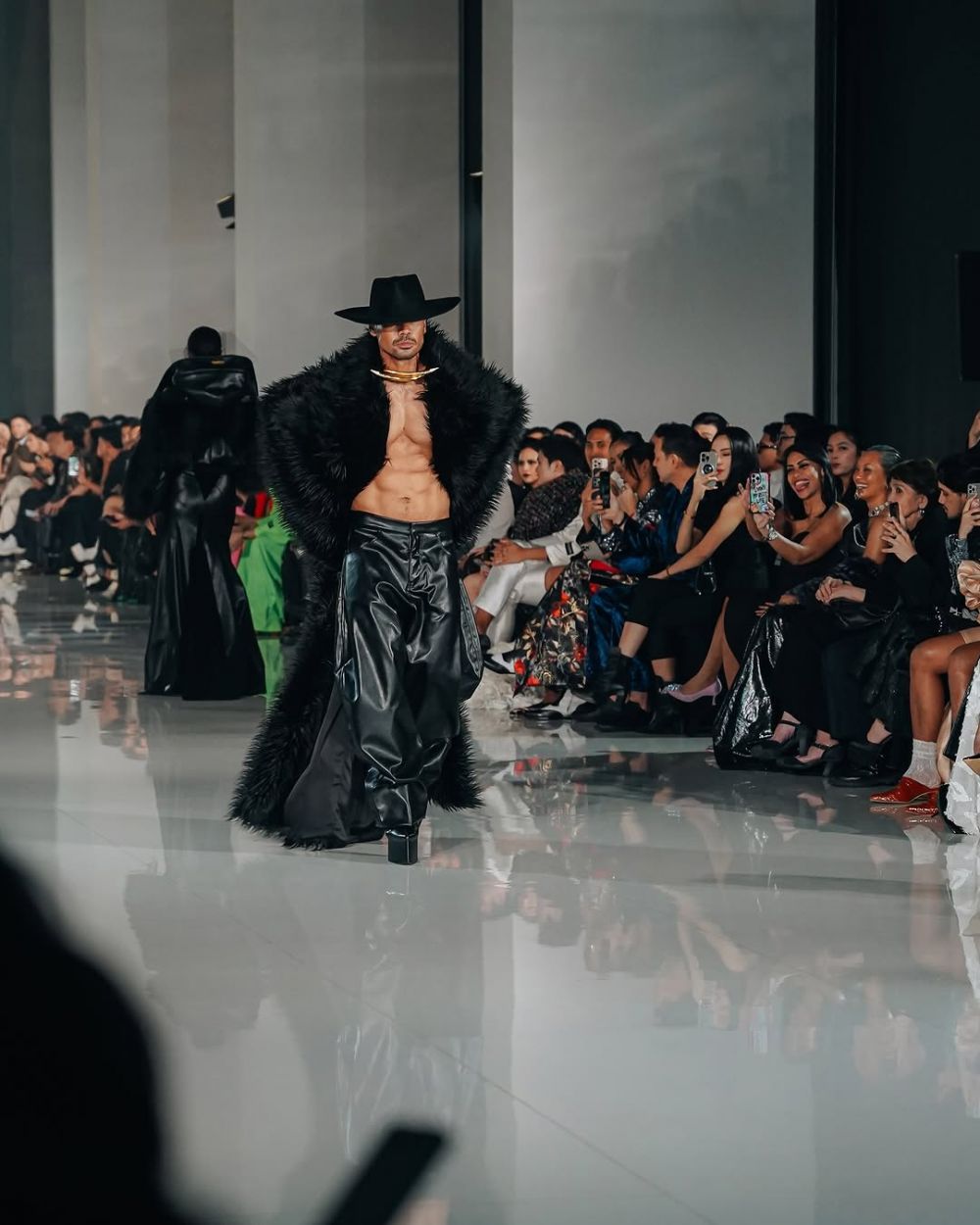 Punya gaya macho, potret Chicco Jerikho tampil memukau pakai high heels dan pamer sixpack di catwalk