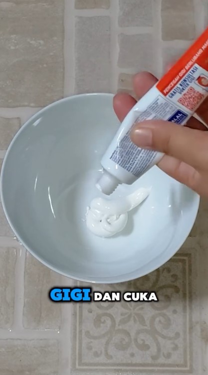 Trik simpel bersihkan pintu kulkas kotor berjamur, cuma pakai tambahan 1 alat mandi jadi kinclong lagi